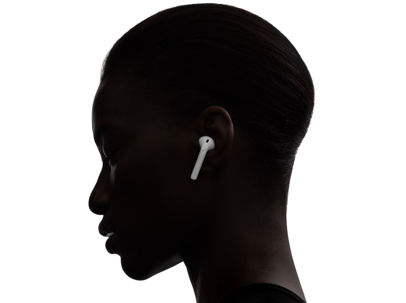 如何将 AirPods 的麦克风设置为「始终左耳」或「始终右耳」？