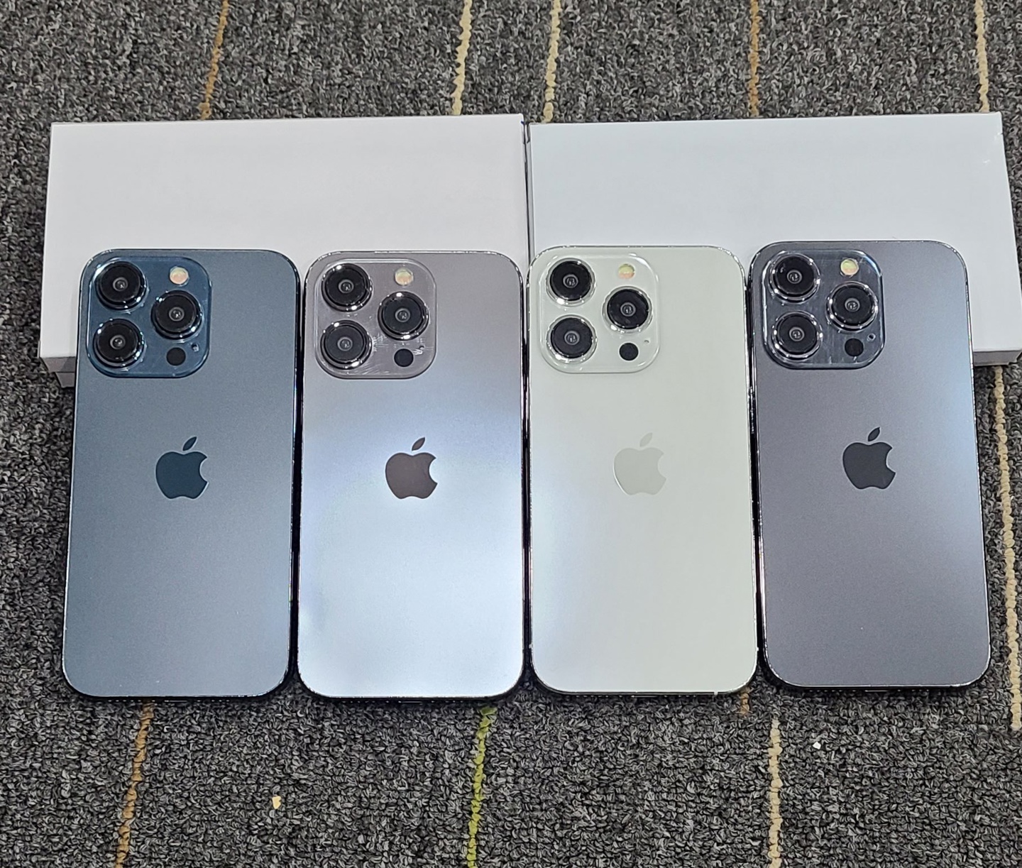 网友分享苹果 iPhone 15/Pro 系列机模照片，展示多款配色