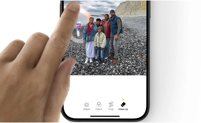 初探苹果 Clean Up 功能，AI 擦除照片背景干扰元素