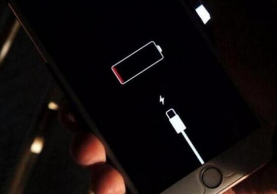 iPhone 显示有电但会自动关机，是什么原因？