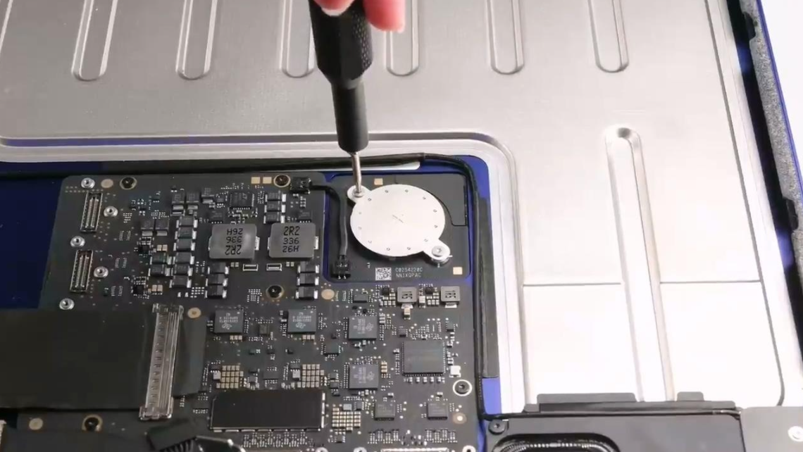 iFixit 拆解苹果 M3 iMac：内部设计基本不变，减少一枚纽扣电池