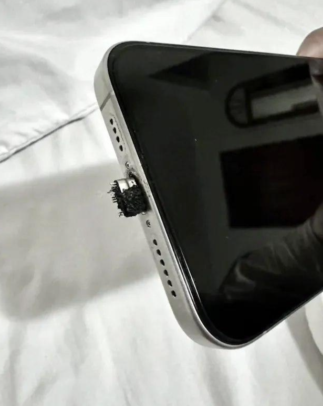 苹果 iPhone 15 Pro Max 用户反馈：使用普通线缆充电，USB-C 端口烧熔