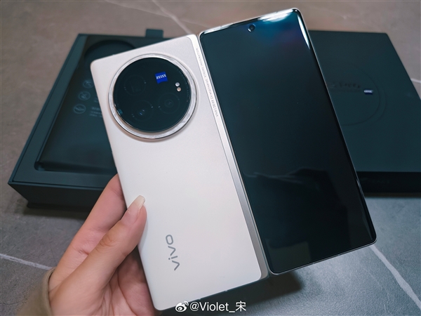 宋紫薇开箱vivo X Fold3 Pro：被惊艳了一下