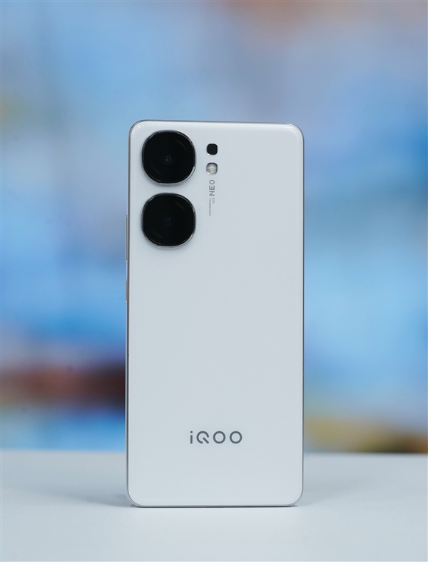 骁龙8 Gen3双芯战神！iQOO Neo9S Pro+星曜白图赏